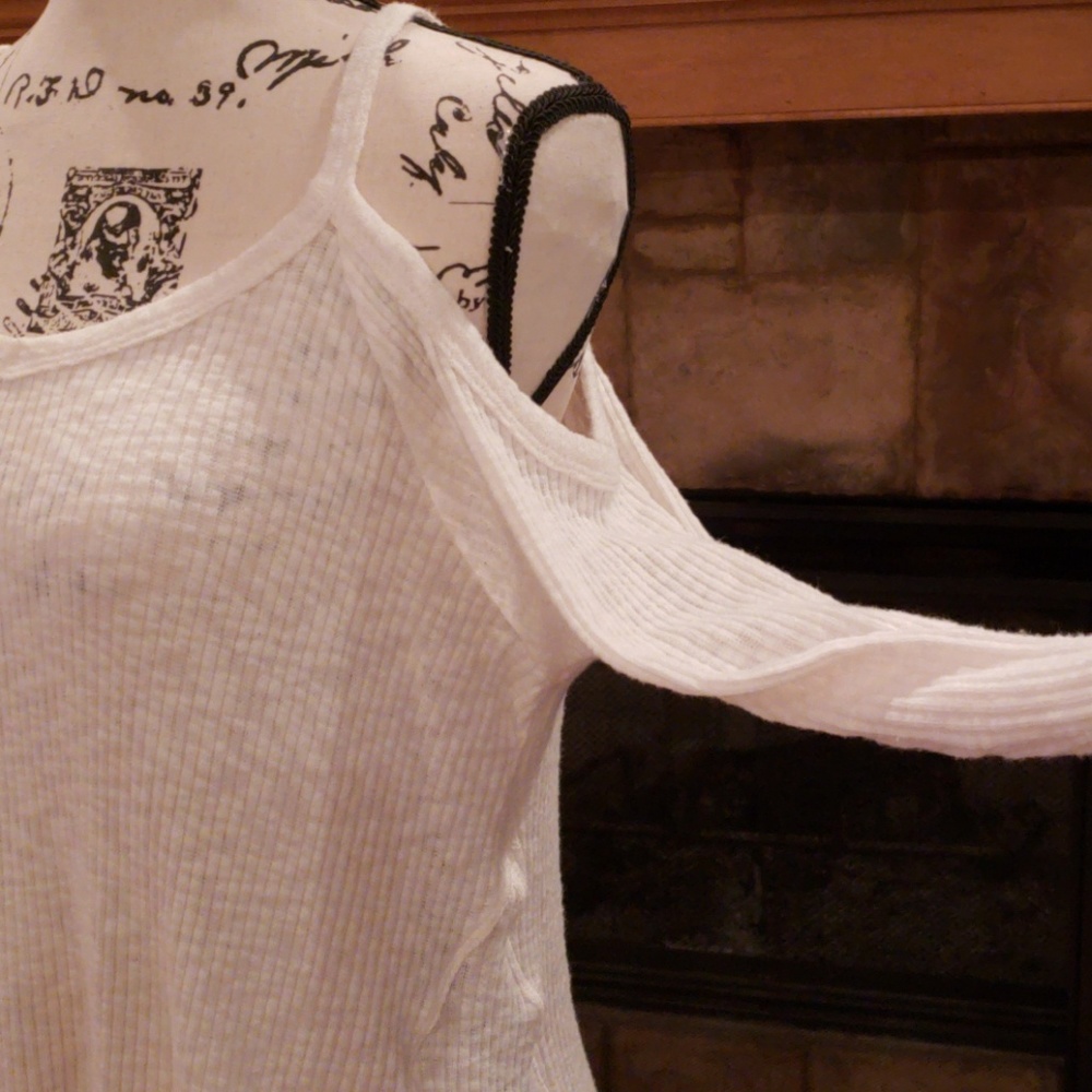 Cold Shoulder Tunic - Picture 5 of 7